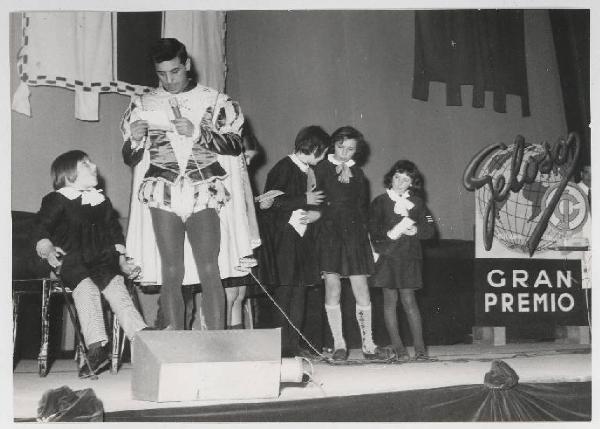 Festa dei bambini - Mantova - Teatro Sociale (?) - Mago Zurlì nell'atto di premiare i bambini