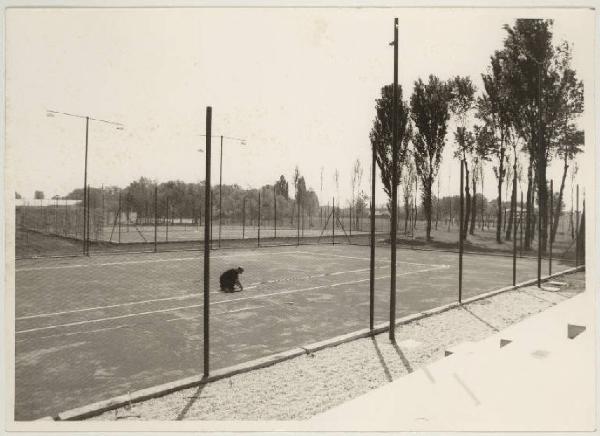 Mantova - Campo da tennis - Figura accucciata