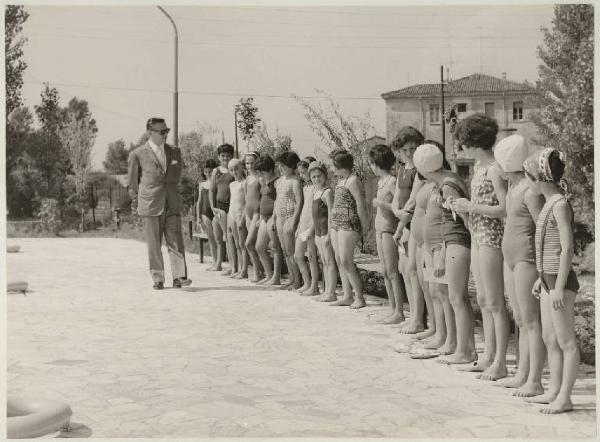 Mantova - Piscina comunale - Bambine partecipanti al corso di nuoto - Il Sindaco di Mantova Luigi Grigato passa in rassegna