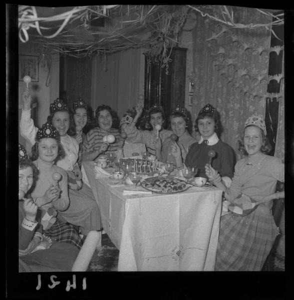 Ritratto di gruppo - Famiglia Rogazzani - Ragazza a tavola con le amiche davanti alla torta con le candeline - Festa di compleanno