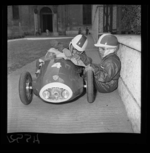 Mantova - Piazza Dante - Due bambini nell'atto di giocare con una automobile giocattolo - Famiglia del dottor Assunto