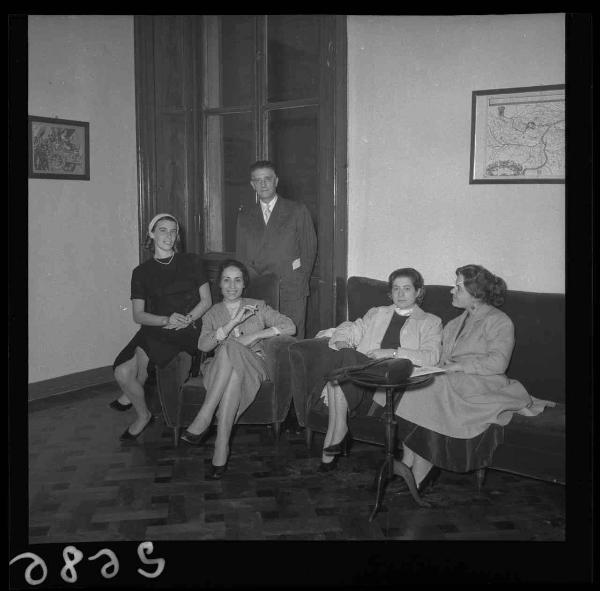 Ritratto di gruppo - Quattro donne e un uomo in un salotto - Mantova - Circolo La Rovere