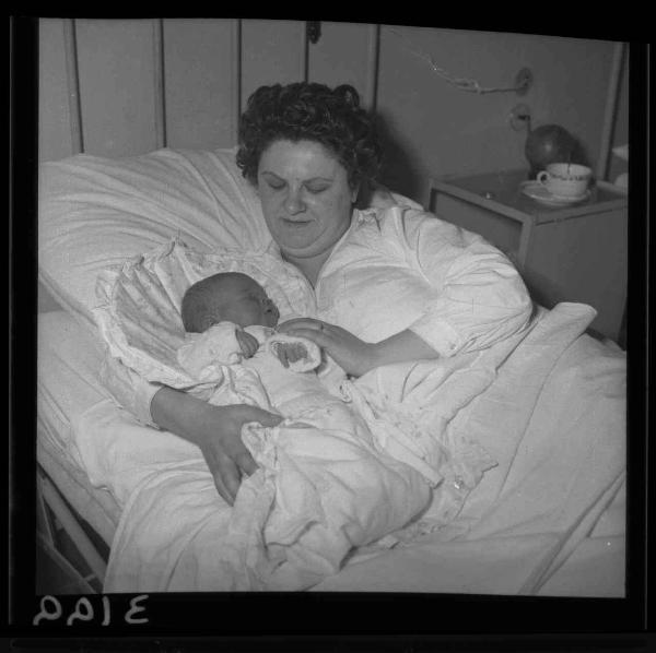 Doppio ritratto - Signora Vecchini con il proprio bambino neonato - Clinica ospedaliera