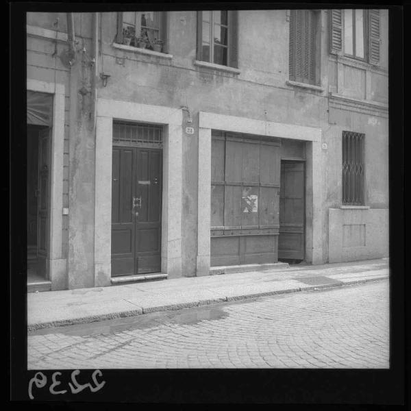 Mantova - Studio fotografico di Quinto Sbarberi (?) - Portone d'ingresso
