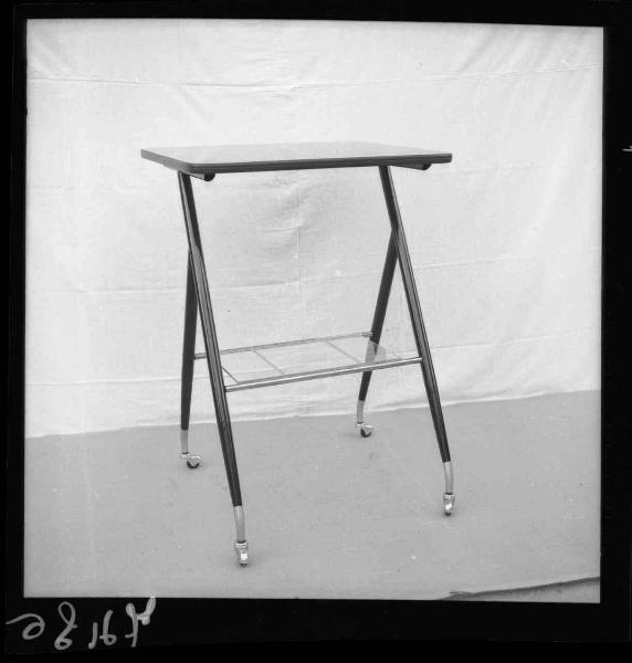 Tavolino con ruote e doppio ripiano - Interno - Produzione del mobilificio del Sig. Cereda