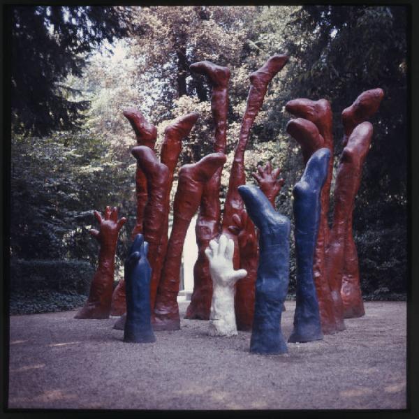 Assemblage - Braccia e gambe che sorgono da terra - Jozef Jankovic - Venezia - Biennale 1970