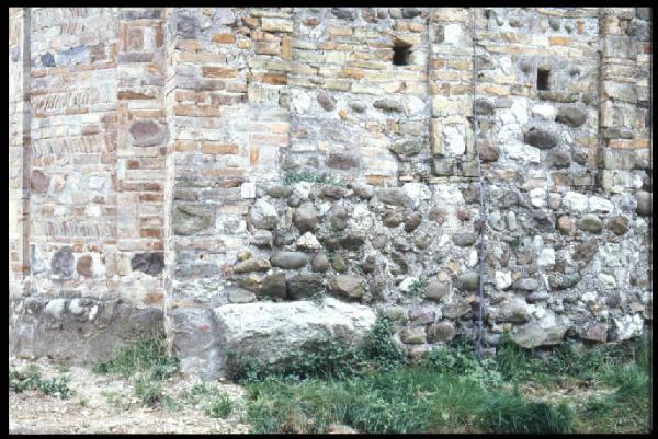 Cavriana - Pieve di S. Maria - Particolare della muratura esterna