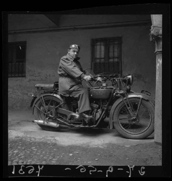 Ritratto maschile - Il rag. Igulmar seduto su una motocicletta