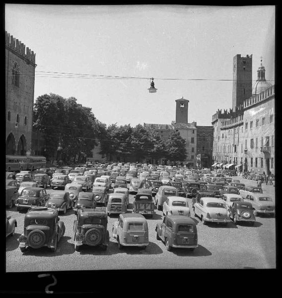 Mantova - Piazza Sordello - Automobili in sosta