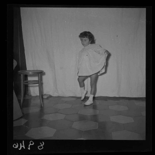 Ritratto infantile - Bambina in una posa di danza classica - Interno
