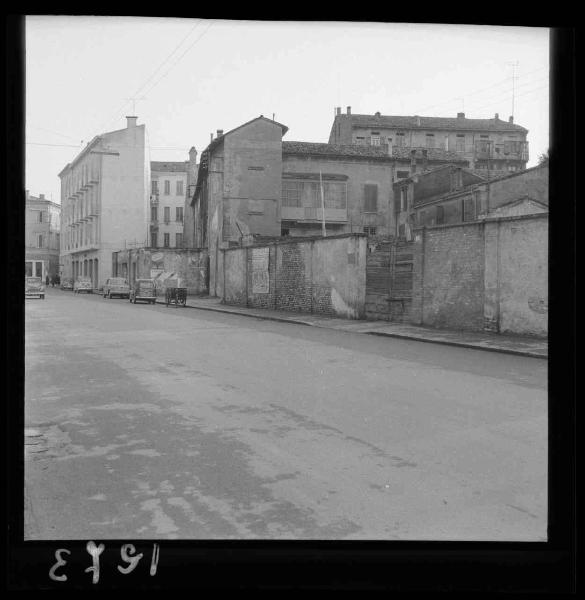 Mantova - Corso della Libertà - Zona - Strada con muro di cinta - Edifici