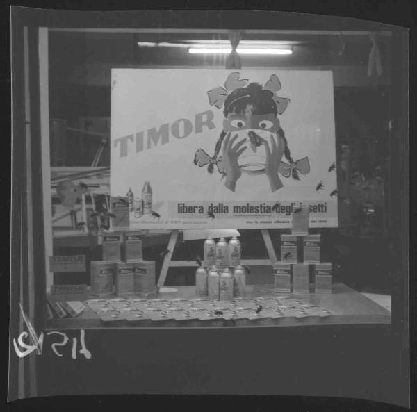 Mantova - Vetrina di un negozio - Esposizione di confezioni del prodotto Timor