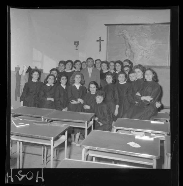 Ritratto di gruppo - Studentesse con Professore - Saggio di fine anno scolastico 1956-57 - Mantova - Istituto Magistrale <<Isabella D'Este>>