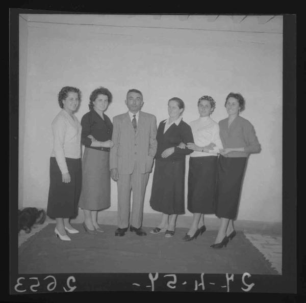 Ritratto di gruppo - Quattro donne con coppia di anziani sposi - Sustinente - Interno