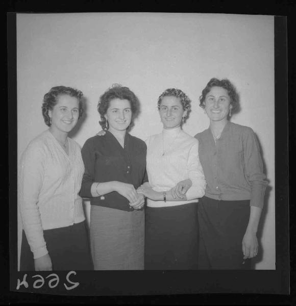Ritratto di gruppo femminile - Quattro donne - Sustinente - Interno