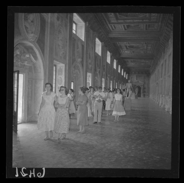Mantova - Palazzo Ducale - Galleria della Mostra - Gruppo di studenti in visita