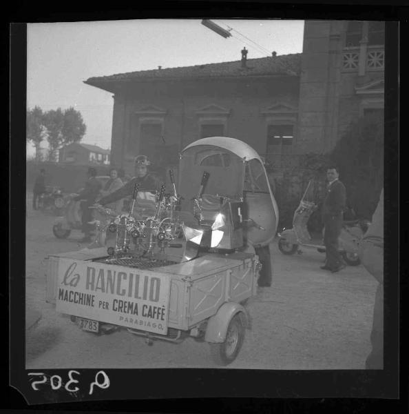 Mantova - Raduno di motociclisti su "Lambretta" - Macchina ambulante per "crema caffè"