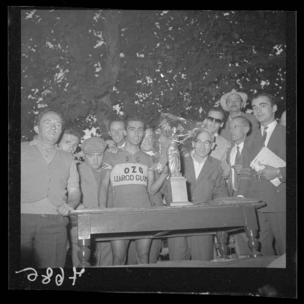 Ritratto di gruppo - Il vincitore Angelo Viera della Ozo-Guerra sul podio con la coppa della vittoria - Mantova - Parco Te
