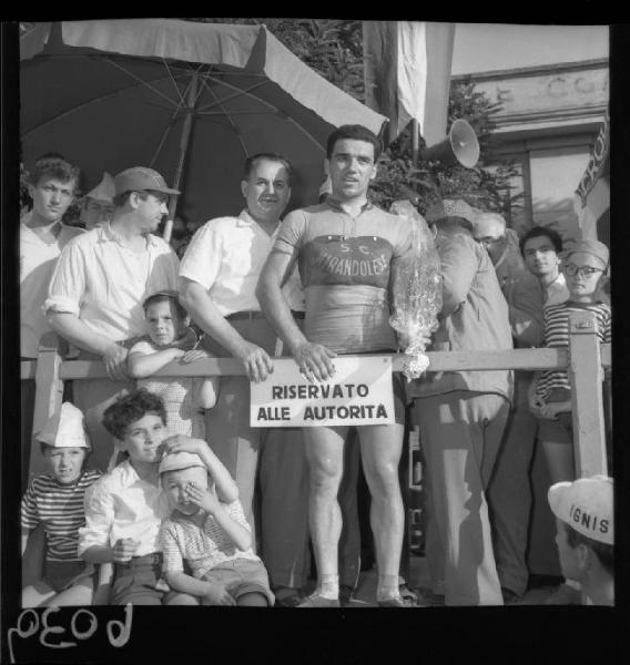 Corse ciclistiche 1957 - Mantova - Parco Te - Ciclista sul palco delle Autorità attorniato dal pubblico