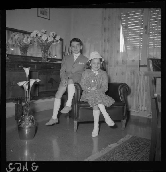 Doppio ritratto infantile - Famiglia Lipreri - Bambino e bambina seduti sulla poltrona - Salotto di casa