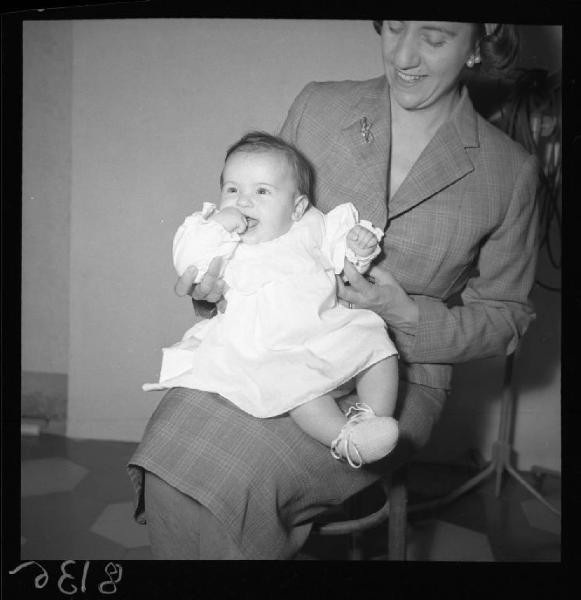 Ritratto infantile - Famiglia Ricci - Bambina seduta sulle ginocchia della madre - Interno