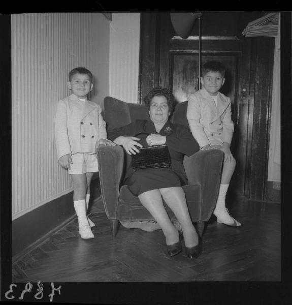Ritratto di famiglia - Famiglia Assunto - Madre seduta con due figlioli - Interno