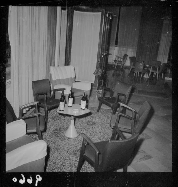 Mantova - Hotel Jolly - Bottiglie di "Punt e Mes Carpano" su di un tavolino in sala - Interno