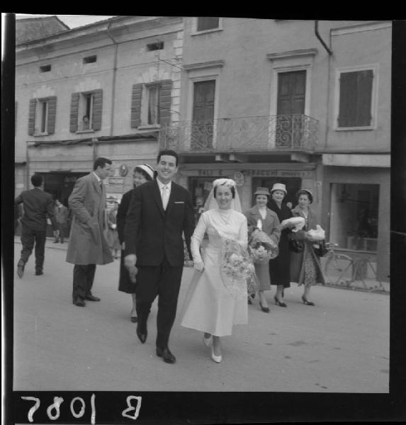 Doppio ritratto - Coppia di sposi per strada - Matrimonio Sig. Bernardelli - San Benedetto Po
