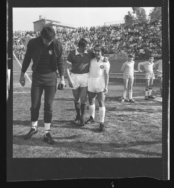 Partita Mantova-Torino1971 - Mantova - Stadio Danilo Martelli - Saluto tra calciatori - Lucio Dell'Angelo - Giovanni Toschi
