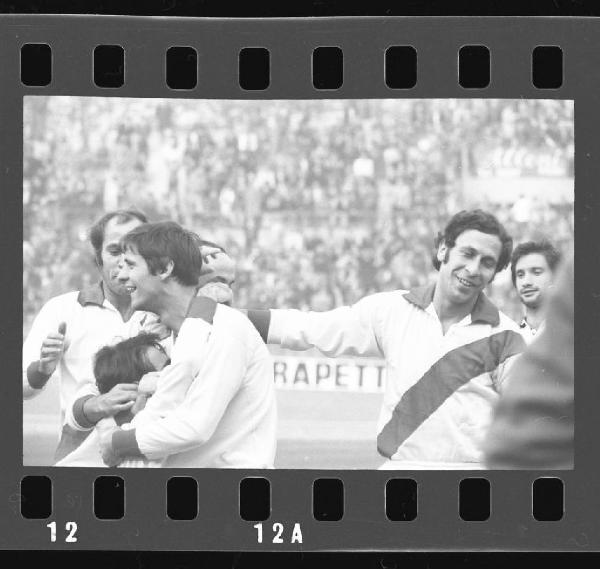Partita Mantova-Atalanta 1971 - Mantova - Stadio Danilo Martelli - Esultanza dei giocatori dopo il gol - Prima vittoria del Mantova in serie A