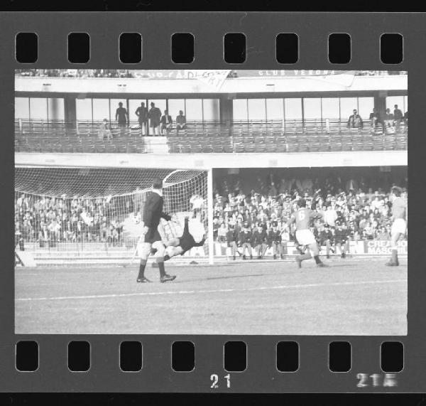 Partita Hellas Verona-Mantova 1971 - Verona - Stadio Marcantonio Bentegodi - Azione d'attacco - Gol di Paolo Sirena