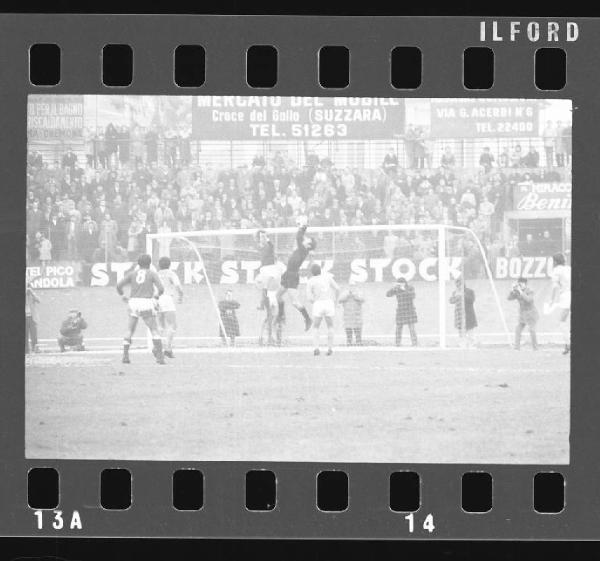 Partita Mantova-Napoli 1972 - Mantova - Stadio Danilo Martelli - Azione d'attacco dei biancorossi - Parata di Dino Zoff