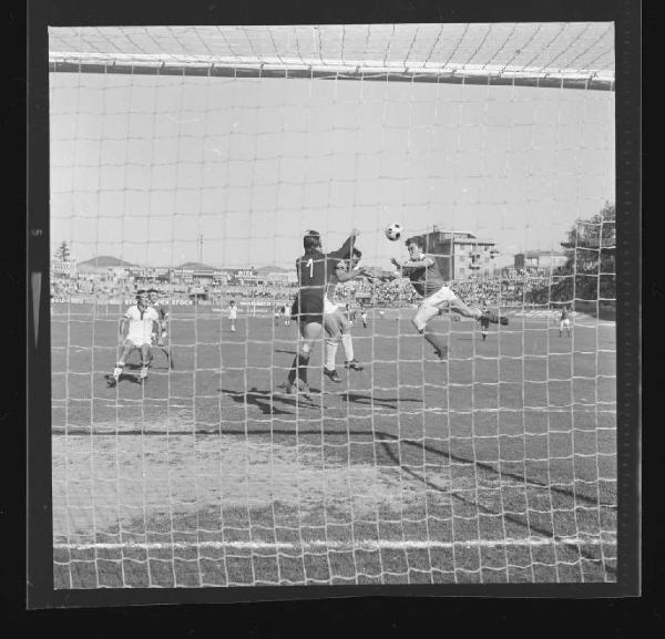 Partita Mantova-Cagliari 1972 - Mantova - Stadio Danilo Martelli - Azione d'attacco dei biancorossi