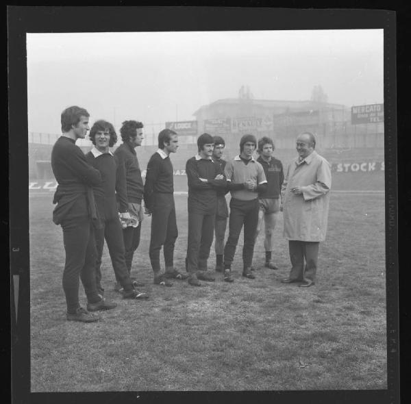 Ritratto di gruppo maschile - Nuovo Dirigente sportivo del Mantova 1972 e giocatori - Alfredo Casati - Mantova - Stadio Danilo Martelli