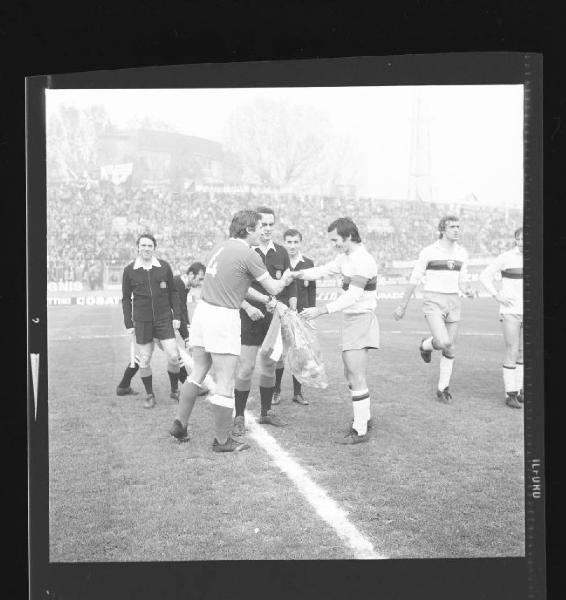 Partita Mantova-Genova 1972 - Mantova - Stadio Danilo Martelli - Stretta di mano dei capitani - Gianfranco Leoncini - Luigi Simoni