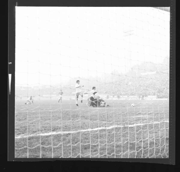 Partita Mantova-Genova 1972 - Mantova - Stadio Danilo Martelli - Azione d'attacco dei biancorossi