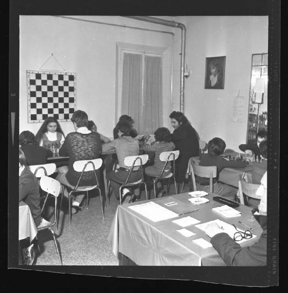 Ritratto di gruppo - Giovani scacchisti e Direttore di gara - Gallingani - Mantova - Via Acerbi - Circolo scacchistico mantovano