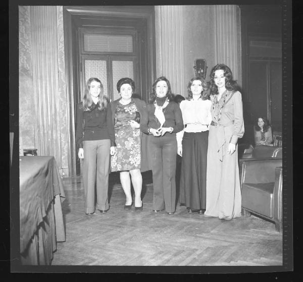 Ritratto di gruppo femminile - Premiazione concorso Commessa ideale 1973 - Prime cinque classificate - Mantova - Salone del Circolo Cittadino