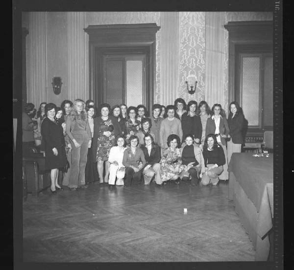 Ritratto di gruppo femminile - Premiazione concorso Commessa ideale 1973 - Commesse intervenute alla serata - Mantova - Salone del Circolo Cittadino
