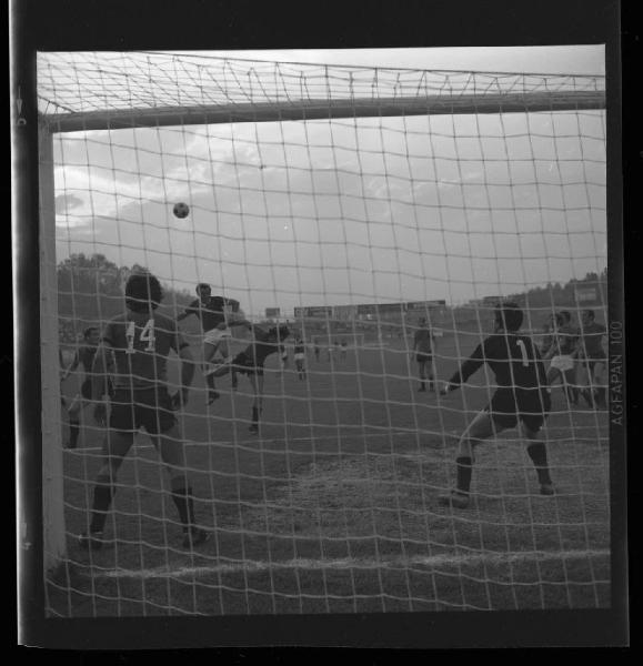 Partita Mantova-Atalanta 1973 - Mantova - Stadio Danilo Martelli - Azione di gioco - Tiro in porta