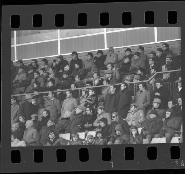 Ritratto di gruppo maschile - Partita Mantova-Padova1973 - Mantova - Stadio Danilo Martelli - Pubblico
