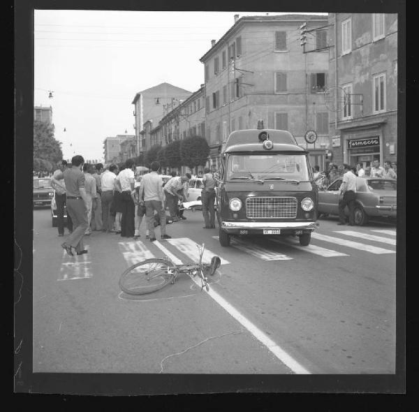 Incidente stradale - Arrivo dell'ambulanza dei Vigili del fuoco - Mantova - Corso Garibaldi - Farmacia