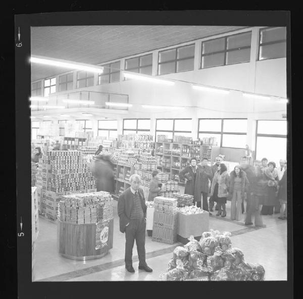Ritratto di gruppo - Inaugurazione supermercato - Cerese - Panoramica