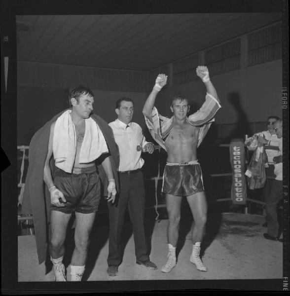 Ritratto di gruppo maschile - Pugili Boxe Mantova - Cerese - Ring del Faro della Danza - Proclamazione del vincitore