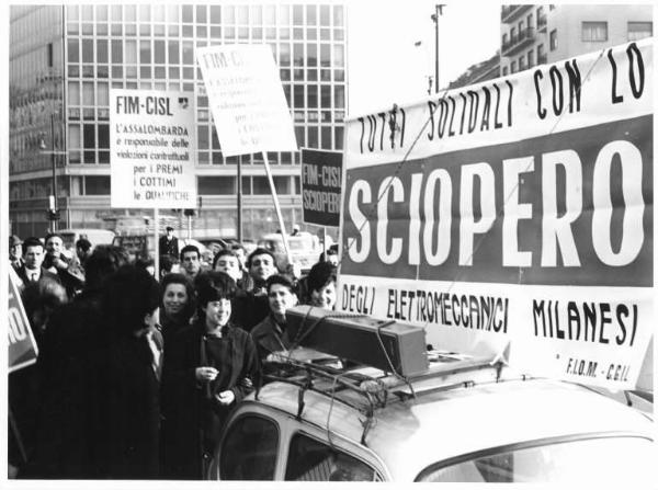 Sciopero dei lavoratori elettromeccanici - Corteo in piazzale Loreto - Cartelli di sciopero Fim Cisl e Fiom - Auto con altoparlante