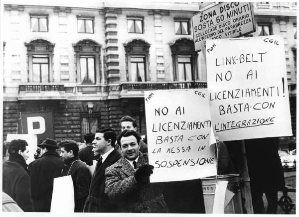 Sciopero dei lavoratori della Link Belt contro i licenziamenti - Piazza della Scala - Lavoratori con cartelli di protesta Fiom Cgil