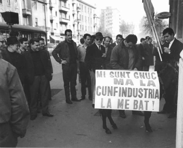Sciopero nazionale unitario dei lavoratori metallurgici per il contratto - Corteo da Sesto San Giovanni a Milano - Asino in corteo - Cartelli di protesta