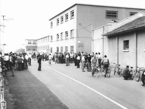 Schindler di Novate Milanese - Picchetto dei lavoratori davanti alla fabbrica