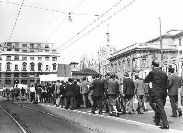 Manifestazione del primo maggio - Corteo dei lavoratori verso piazza Fontana