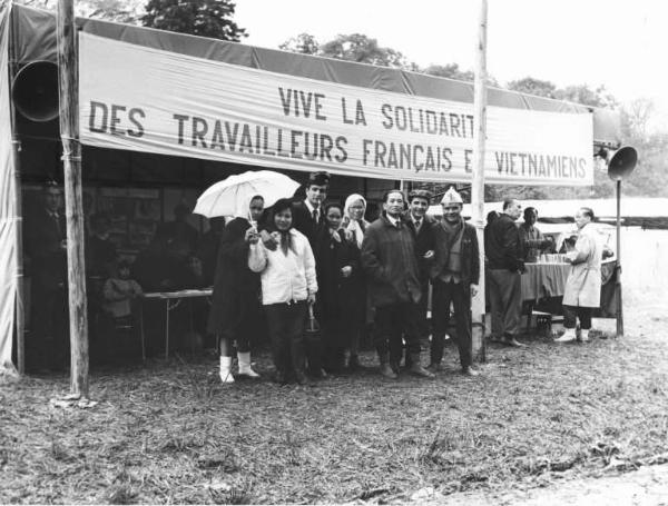 Festa dei lavoratori metallurgici francesi - Foto di gruppo davanti allo striscione di solidarietà tra i lavoratori francesi e vietnamiti